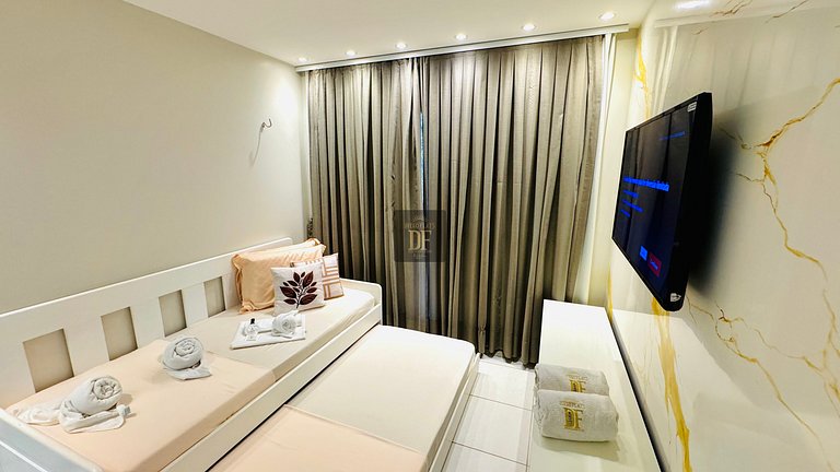 Exclusivo com vista para a piscina e ar-condicionado na sala